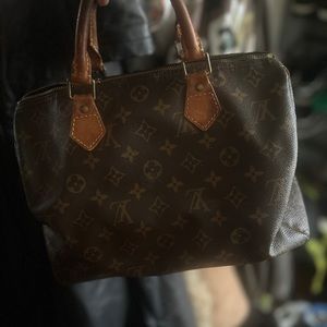 Vintage bag ..It can be taken to the store for a leather repair under 7hundred